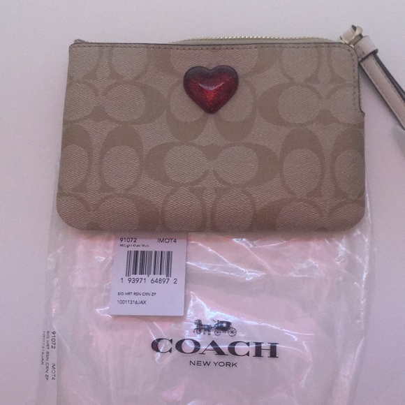 CORNER ZIP WRISTLET IN SIGNATURE CANVAS WITH HEART - Picture 4 of 5
